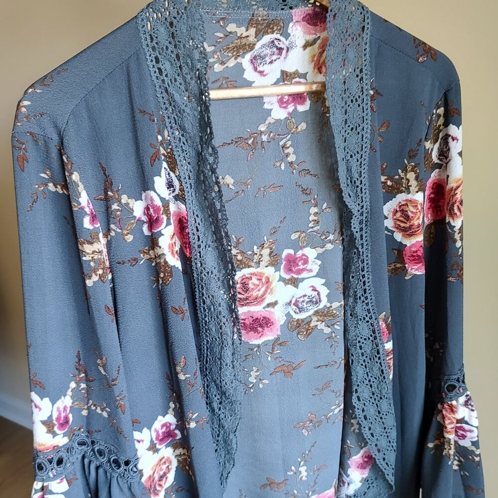 Grey & Flowers Sweater 3/4 length sleeves - Size XXL